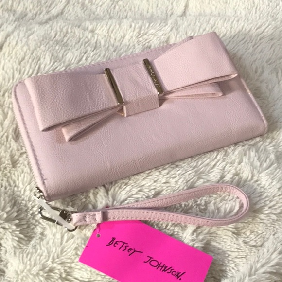 Betsey Johnson Handbags - Last drop!NWT🎀 Betsey Johnson Bow wristlet wallet